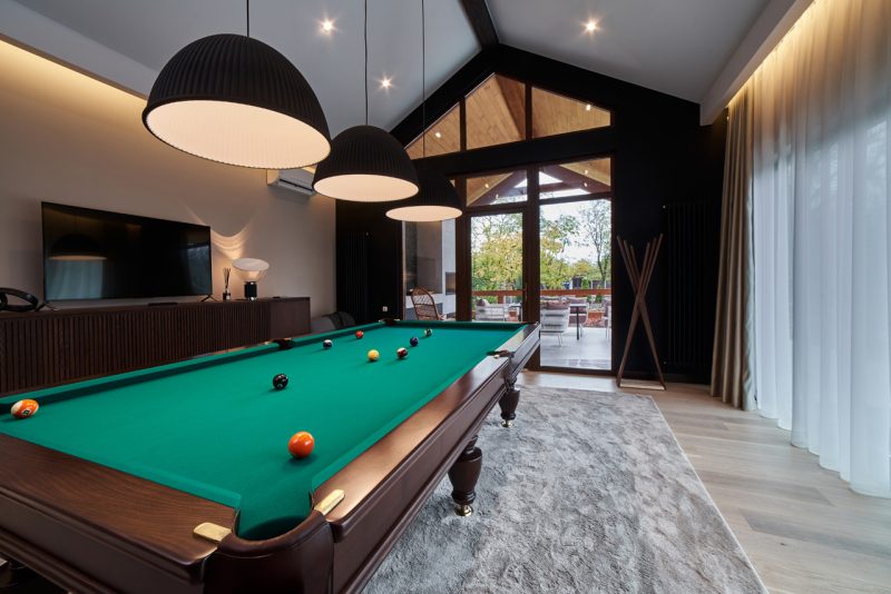 Luxury House with Pool Table and Terrace